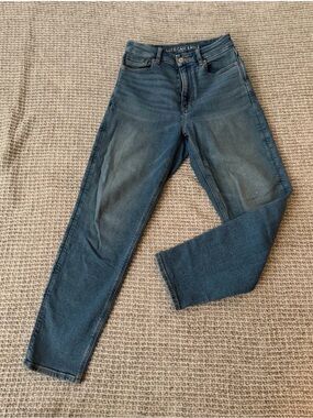 Boyfriend fit high waisted stretchy jeans American eagle.
